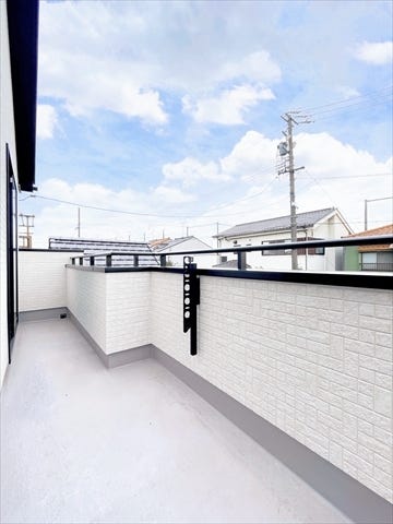 プランターや植木鉢を置いて、野菜や果物、観葉植物、ハーブなどを育てるのもいいですね。
収穫を楽しんだりベランダで育てたハーブを摘んで料理に使ったりできます。