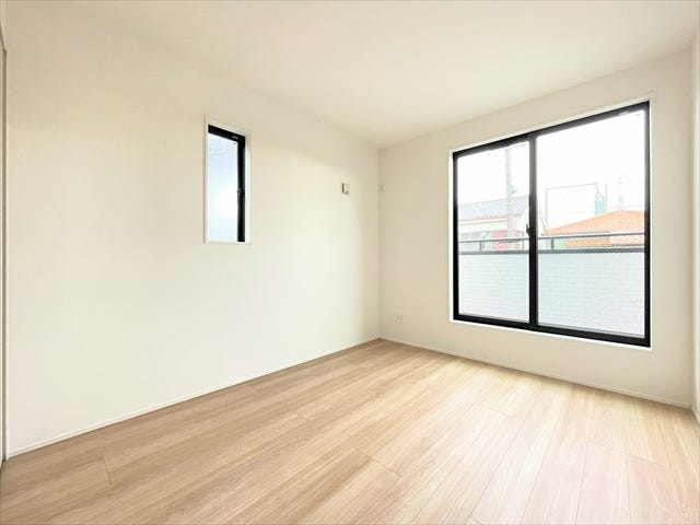 南側バルコニー部分から取り込まれる暖かな採光をお部屋全体に循環し、
陽が落ちるまで気持ちよく過ごすことのできるお部屋です。