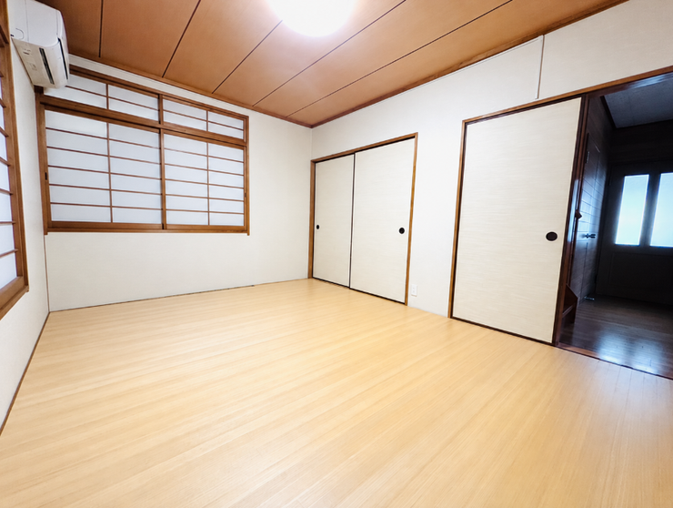 1階和室
畳表替の後に敷物をされたとのことですので、畳表も綺麗です。