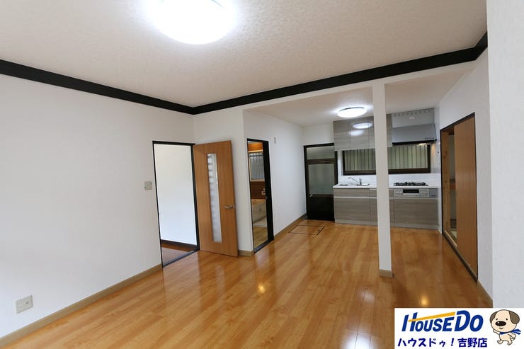 12帖のリビングはとても開放的で家族だんらんの場に最適です。