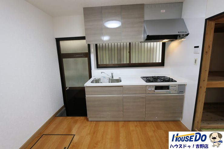 【システムキッチン】調理器具や調味料などがすっぽり収まり、出し入れも簡単なスライド収納となっています。