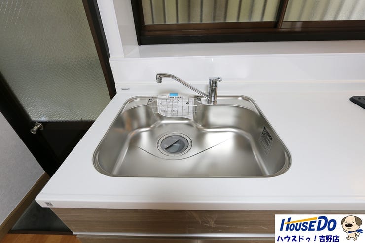 キッチン横には勝手口があるので、玄関まで行かなくても家に出入りできるのは便利ですね♪