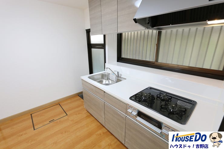 重たい鍋やフライパンもラクラク出し入れしやすい大型スライド収納。