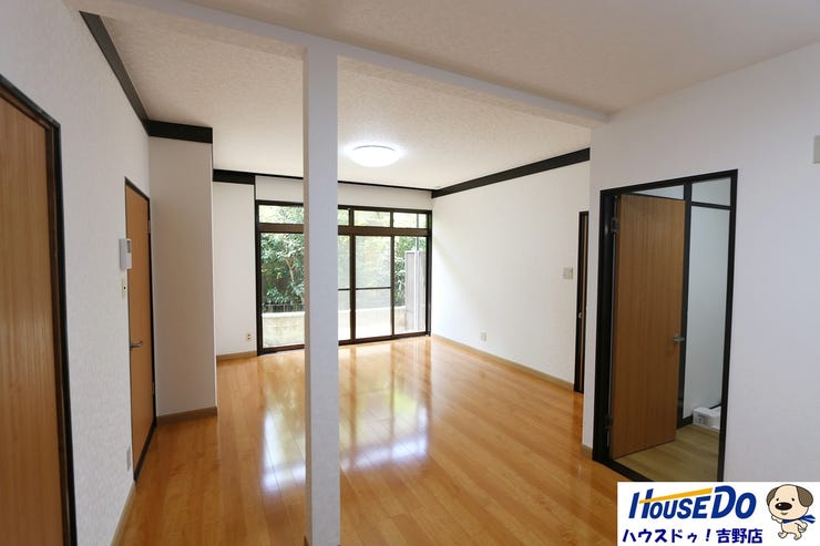 12帖のリビングはとても開放的で家族だんらんの場に最適です。