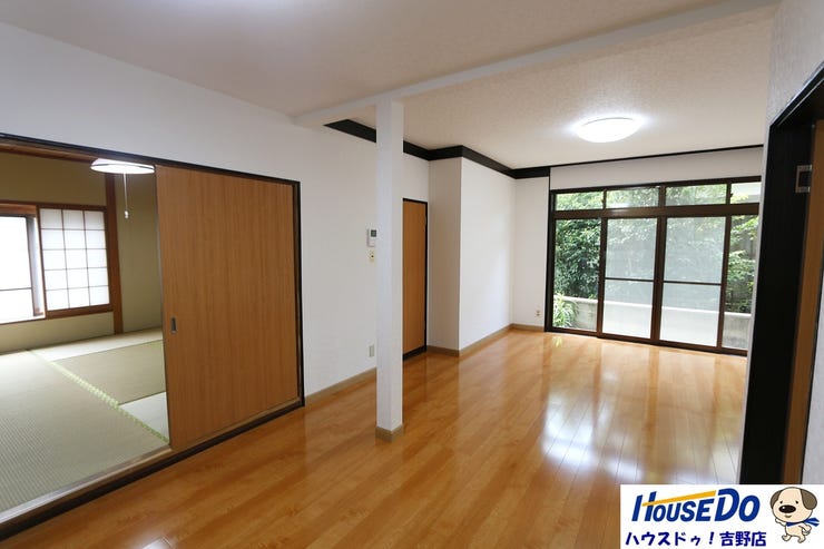 12帖のリビングはとても開放的で家族だんらんの場に最適です。