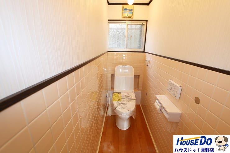 温水洗浄便座付きのトイレは快適で、いつも清潔に保たれます。