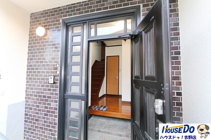 玄関には屋根があるので、雨の日でもゆとりをもって出入りできますね♪