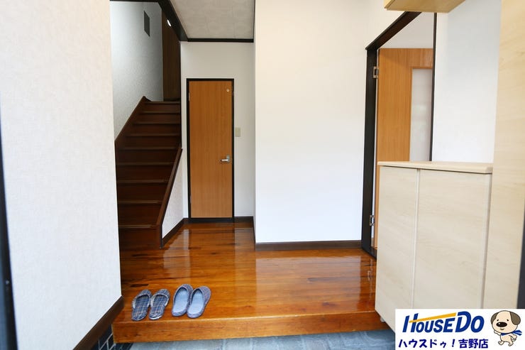 玄関収納。家族全員の靴も収納でき、いつも玄関をスッキリ片付けられますね。