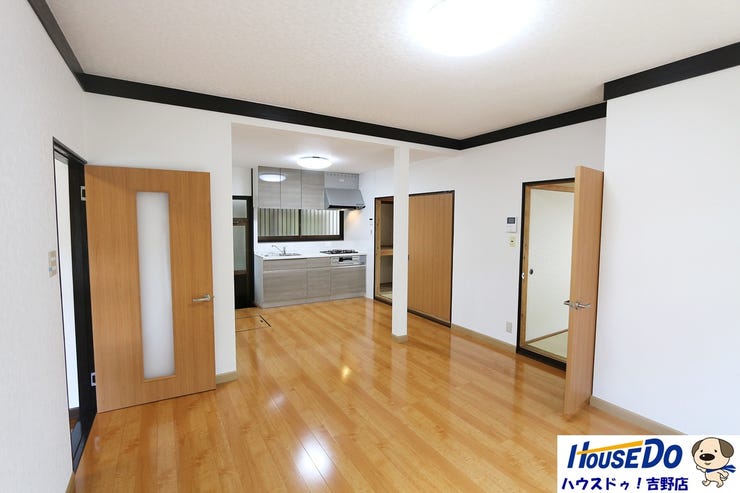 12帖のリビングはとても開放的で家族だんらんの場に最適です。