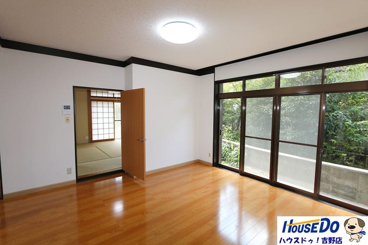 12帖のリビングはとても開放的で家族だんらんの場に最適です。