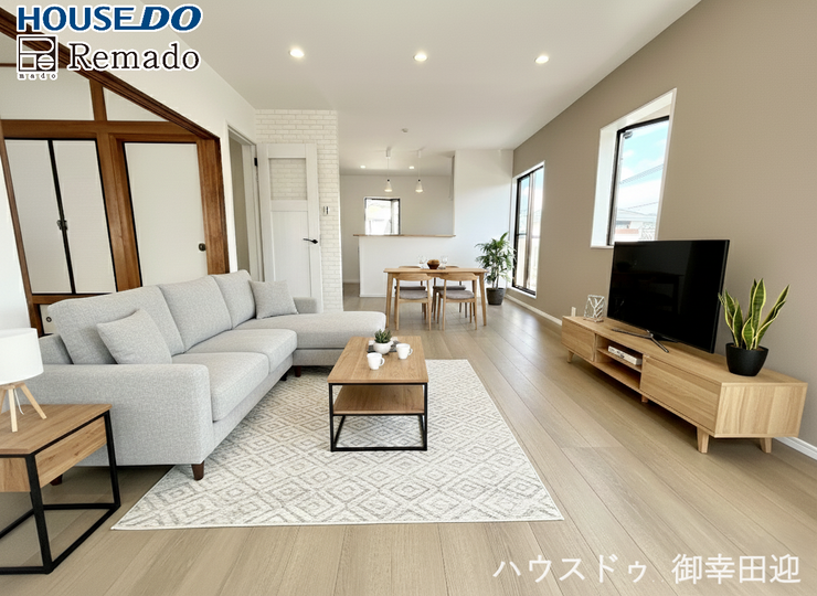 【リビング】
■□■家族の笑顔が集う、安らぎとくつろぎの中心地■□■お気に入りの家具を迎え、窓からは心地の良い光が差し込みます。※CGで家具を配置しています