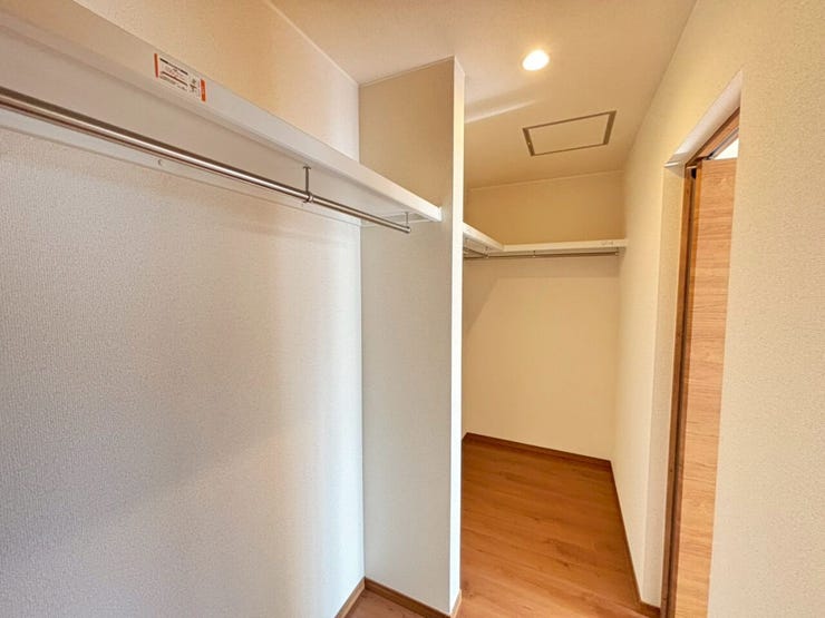 3階主寝室のウォークインクローゼットです。
広く取られた収納は室内に物を置かずに空間をしっかり使えます。