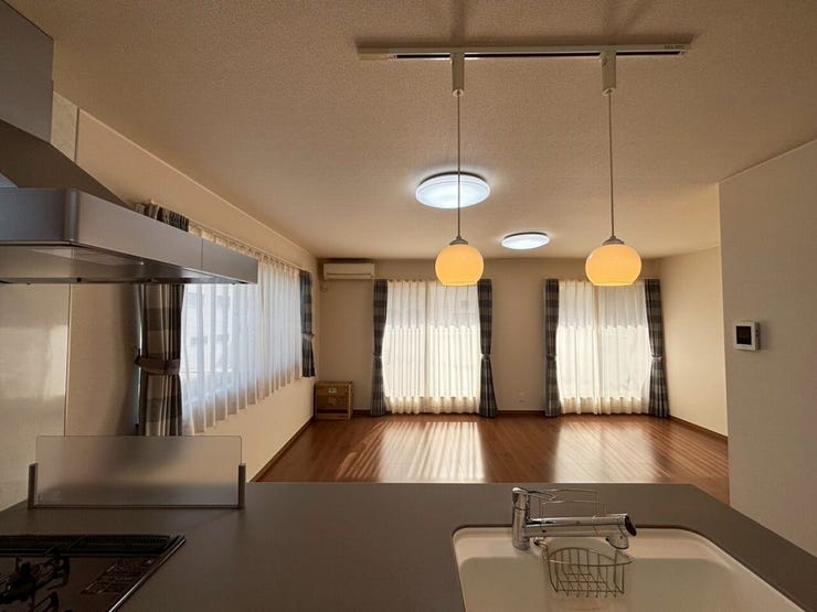 キッチンからリビングとのコミュニケーションが取れます♪