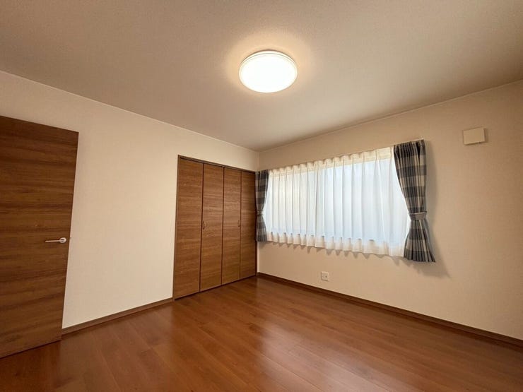 1階洋室です。
クローゼット完備、窓も多く風通しも良好です♪