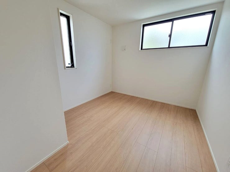 ◇広々約5帖の納戸は窓とクローゼット付きで用途の選択肢も広がります♪