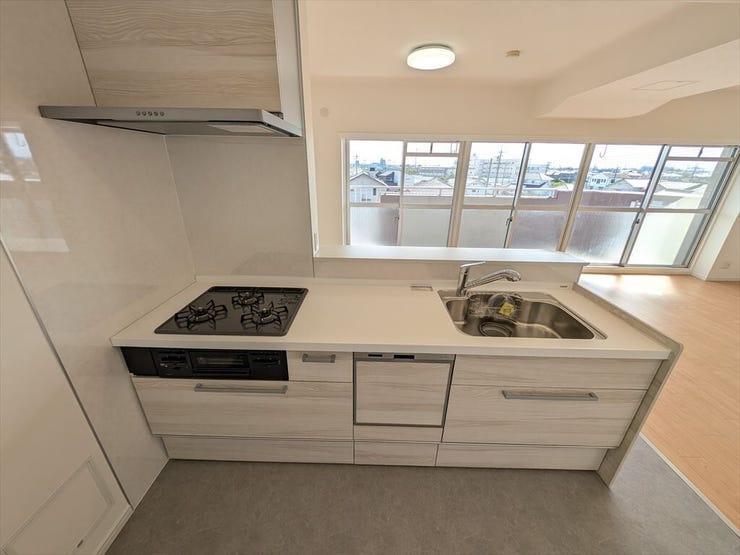 キッチンは、効率よく調理ができる3口コンロになっています。収納豊富で調理道具などしまえキッチンまわりをすっきり保つことができます