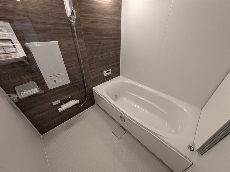 ゆったりと入浴可能な大きさの浴室♪ご家族と一緒に入るにも十分な広さです