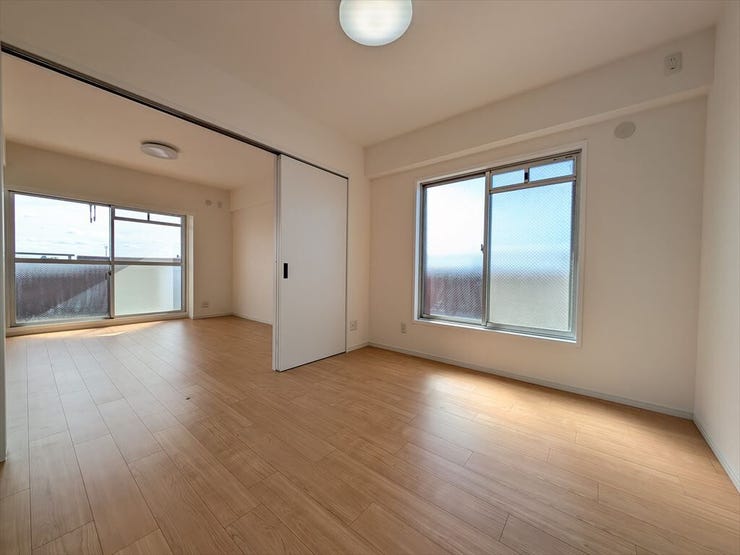 洋室4.5帖
隣のリビングと扉で仕切られているだけなので、大部屋として使用することも可能です