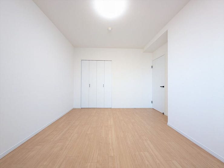 洋室8.4帖
棚などの家具が配置しやすく、書斎や勉強部屋として使いやすそうです