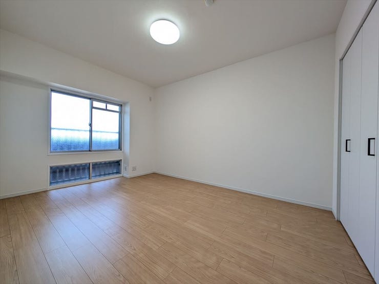 洋室11.8帖
家具を置いても十分なスペースがあるのでゆったりとお過ごしいただけます