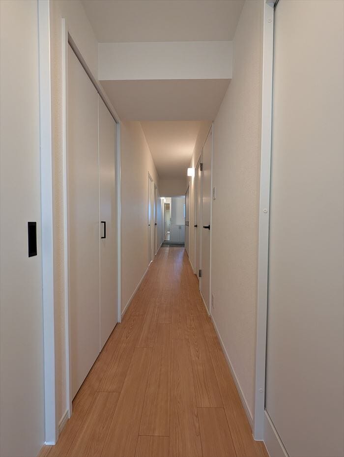白を基調にした明るい廊下です