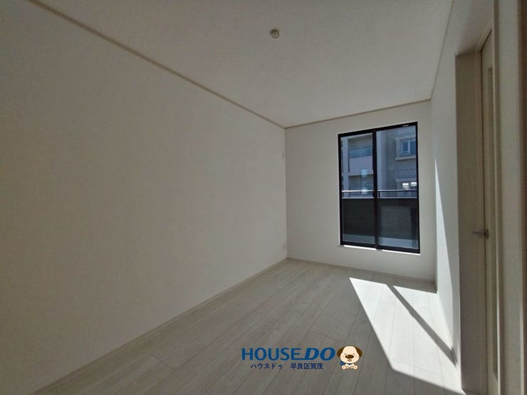 バルコニーから取り入れた洗濯物をそのままクローゼットに吊り下げればシワになりません♪