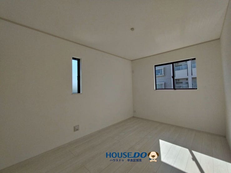 二面採光のお部屋なので自然光でも十分明るいです♪