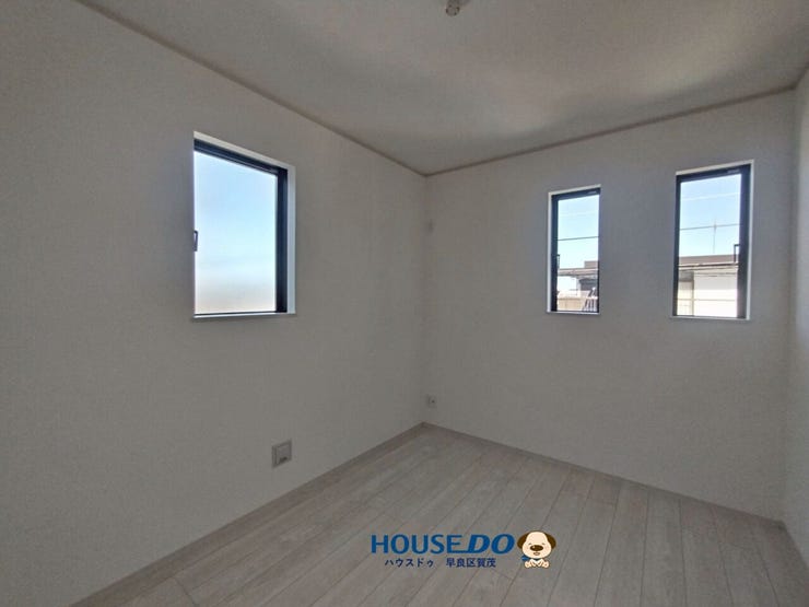 前面道路から個性が光る窓の6帖のお部屋♪