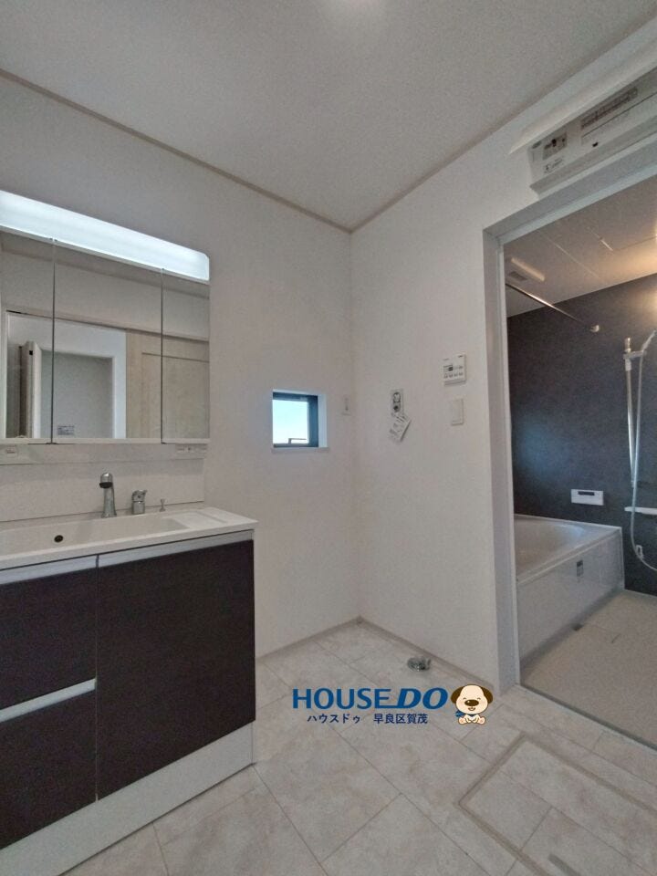 浴室の小窓は採光と換気を担ってくれます♪