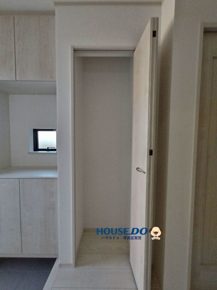 玄関にある収納は季節のものを片付けるのにちょうどいいです♪