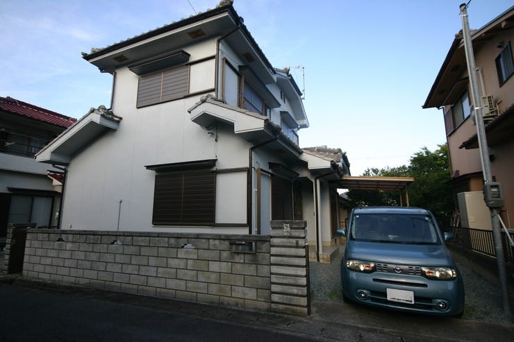 普通車二台うち一台分カーポートあります(車種による)