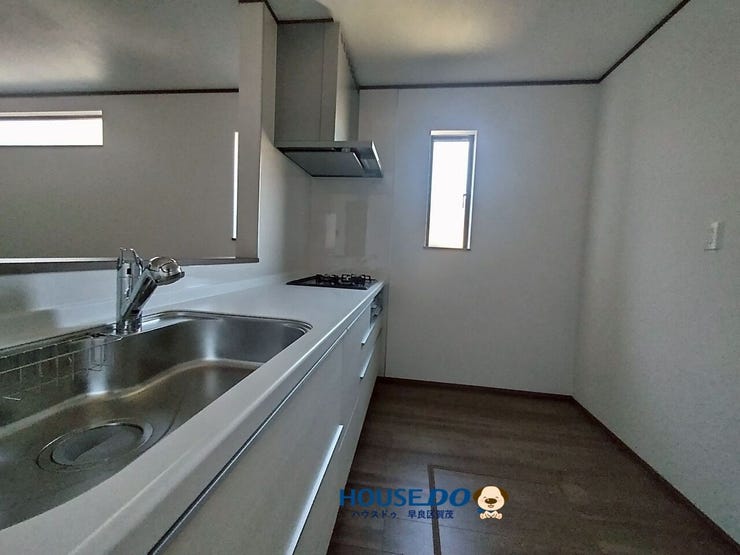 キッチン横には小窓があるので油やニオイをサッと換気♪