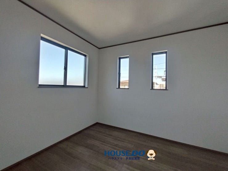 全面から見える2つの明かり窓が個性的です♪