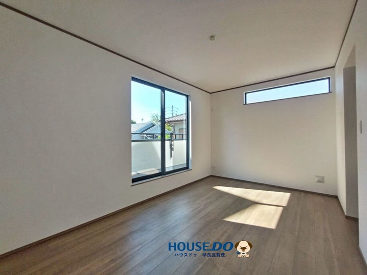 5.25畳のバルコニーに面した洋室。横長の明かり窓が採光とプライバシーの保護を担ってくれます♪