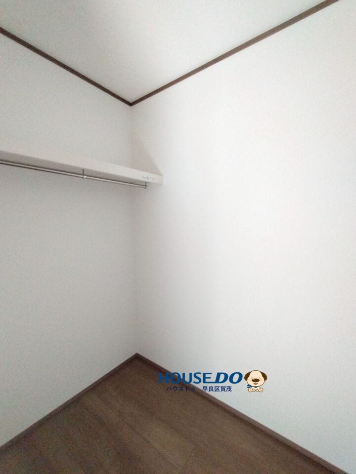 ウォークインクローゼットは衣類が吊り下げられるのでシワになりにくい+スーツケースやバックなども収納できるのでスペック高め♪