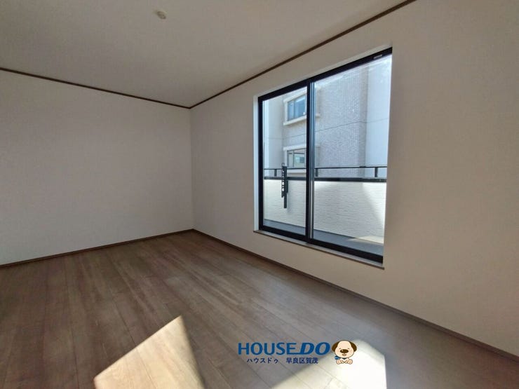 バルコニーに面したファミリースペース♪ワークスペースや子供の遊びスペースとしても♪