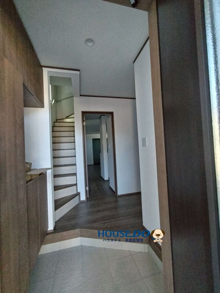 玄関から中が直接みえない構造になっています♪