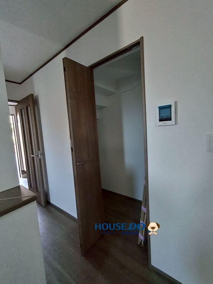 玄関そばの収納なので外から帰った時のアウターをかけると生活感が消せますね♪