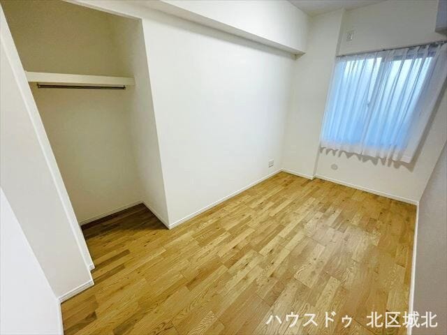 扉がなく開放的で出し入れがスムーズなクローゼットです。洋服を見せる収納としておしゃれに整理でき、毎日のコーディネートが快適になります。