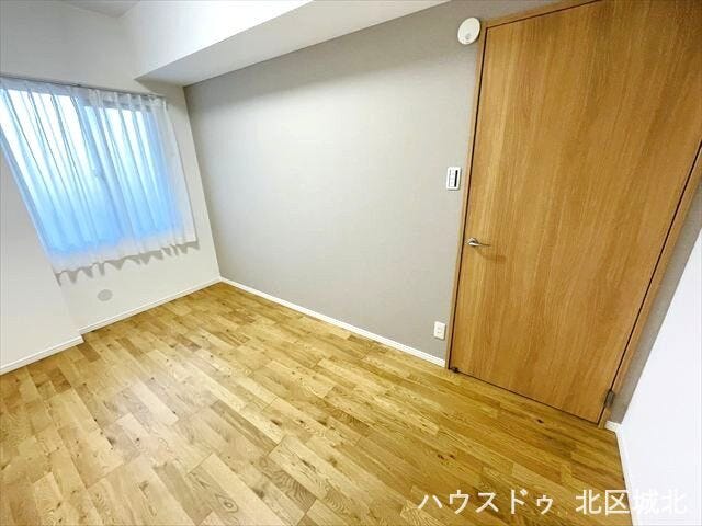 5.1帖洋室:アクセントクロスを採用した洋室です。個性的で落ち着きのある雰囲気が、プライベートな空間を素敵に彩ります。