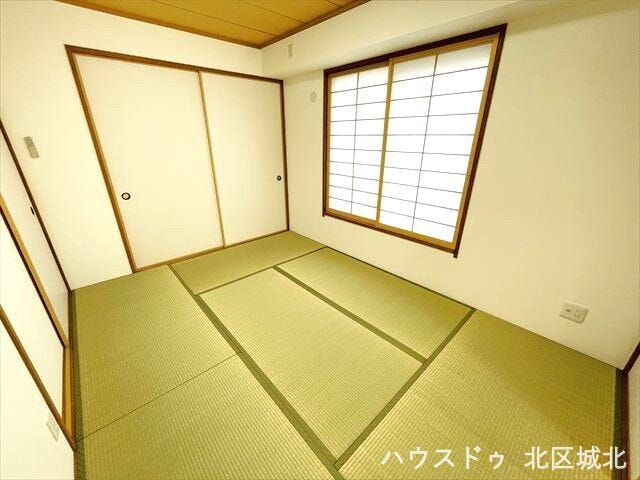 6帖和室:畳の香りと障子窓から入る柔らかな光が心地よい和室です。日本の伝統を感じながらゆったりと心を休ませる空間です。