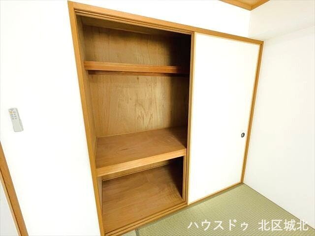 布団や座布団をたっぷり収納できる大容量の押し入れです。和室の多目的な利用をサポートし、居住空間をすっきりと保てます。