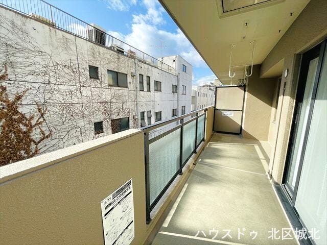 奥行きがあり、天候を気にせず洗濯物が干せる空間。趣味や読書など、半屋外のリラックスタイムを楽しめます。