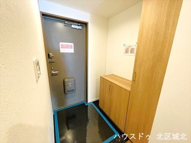 外遊びの道具や防災用品など、かさばる荷物をまとめて収納でき玄関周りをすっきり保てます。