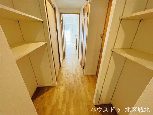 廊下収納:お気に入りの本や小物を飾って楽しめるオープン棚です。見せる収納として空間をおしゃれに演出し、手軽に整理整頓ができます。