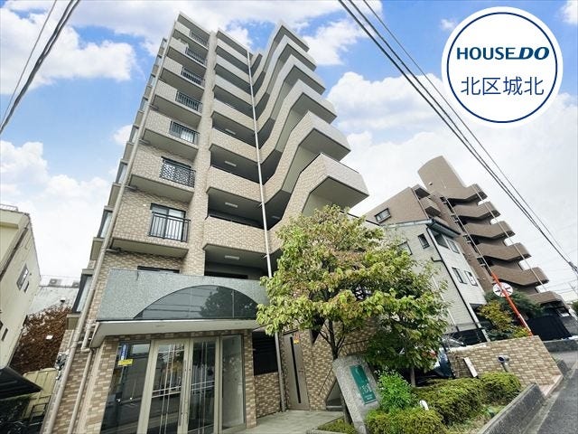 【外観】
名古屋市名城線「黒川」駅徒歩約13分、市営バス「金城町三丁目」停徒歩約4分。2000年築9階建てマンションの3階部分、南東角部屋の登場です。