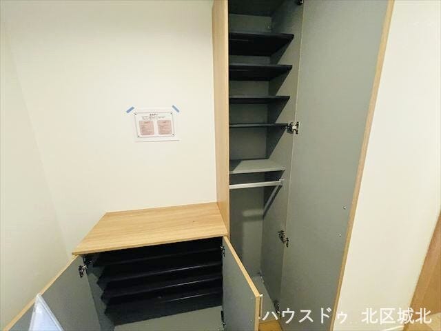 靴箱に加え、玄関収納も確保。散らかりがちな玄関周りをすっきりと整理でき、気持ち良くお客様を迎えられます。