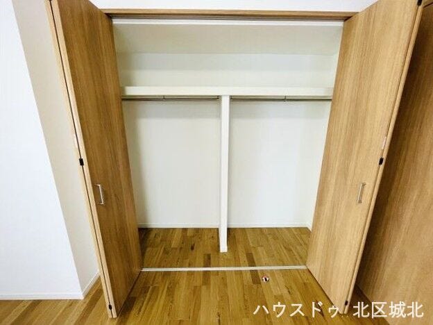 収納力が高くかさばる季節用品や家電もまとめて入るクローゼットです。工夫次第で空間を立体的に使い、お部屋を広く保てます。