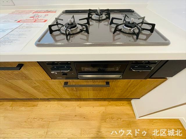 三口コンロで複数の料理を同時進行でき、調理時間を短縮。グリルで焼き魚やオーブン料理も手軽に楽しめます。
