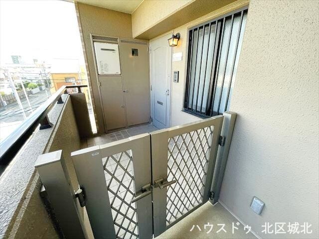 独立性を高めることでプライベートな空間を確保した玄関ポーチです。自転車やちょっとした荷物を置け、ゆとりのある出入りを実現します。